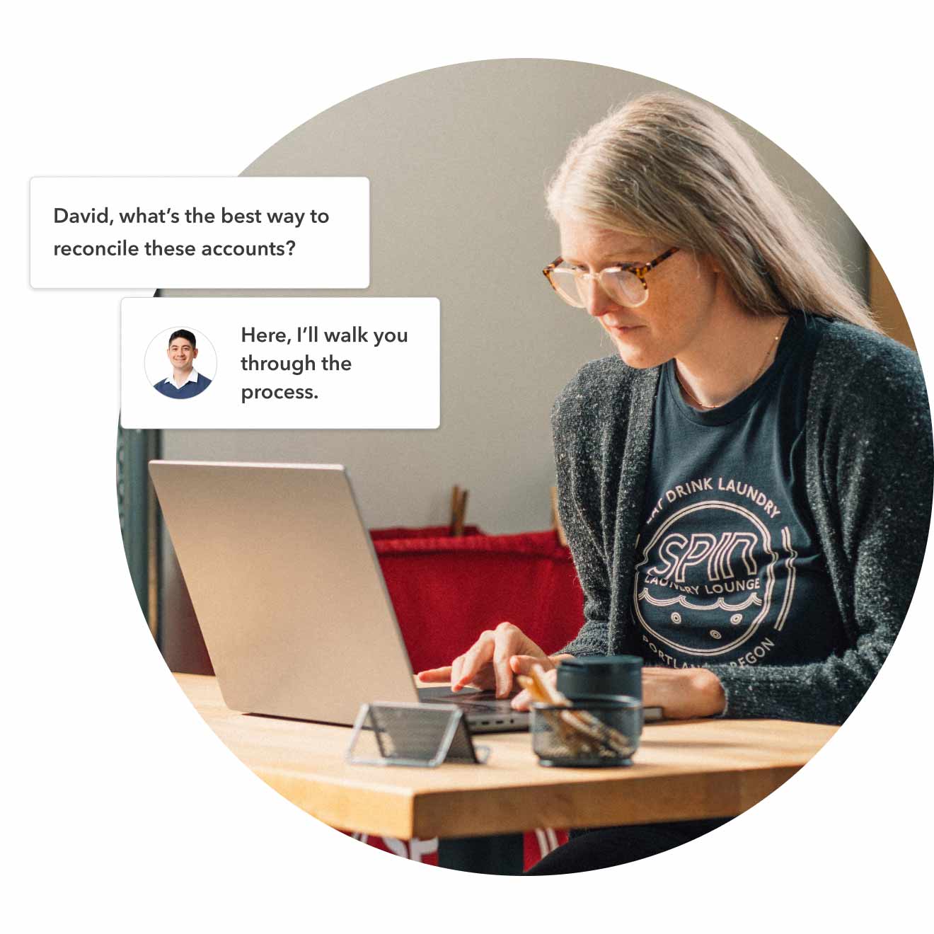 A QuickBooks customer is on a laptop having a chat discussion with a Live bookkeeper about reconciling her books.